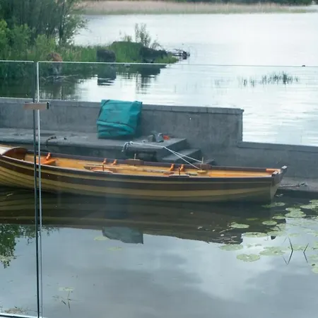 Semesterbostad Sheelin Lakehouse