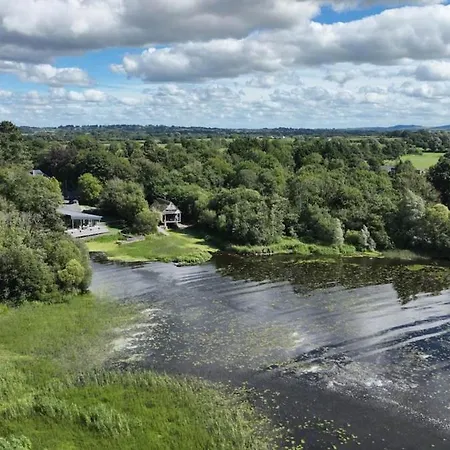 Semesterbostad Sheelin Lakehouse *