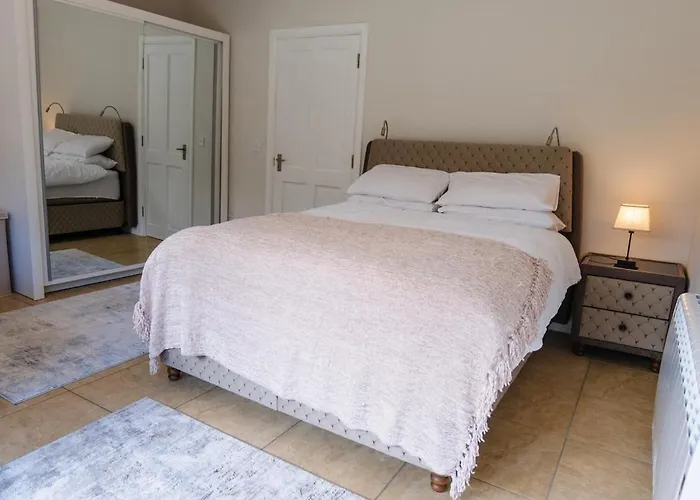 Sheelin Lakehouse بيت للعطل *